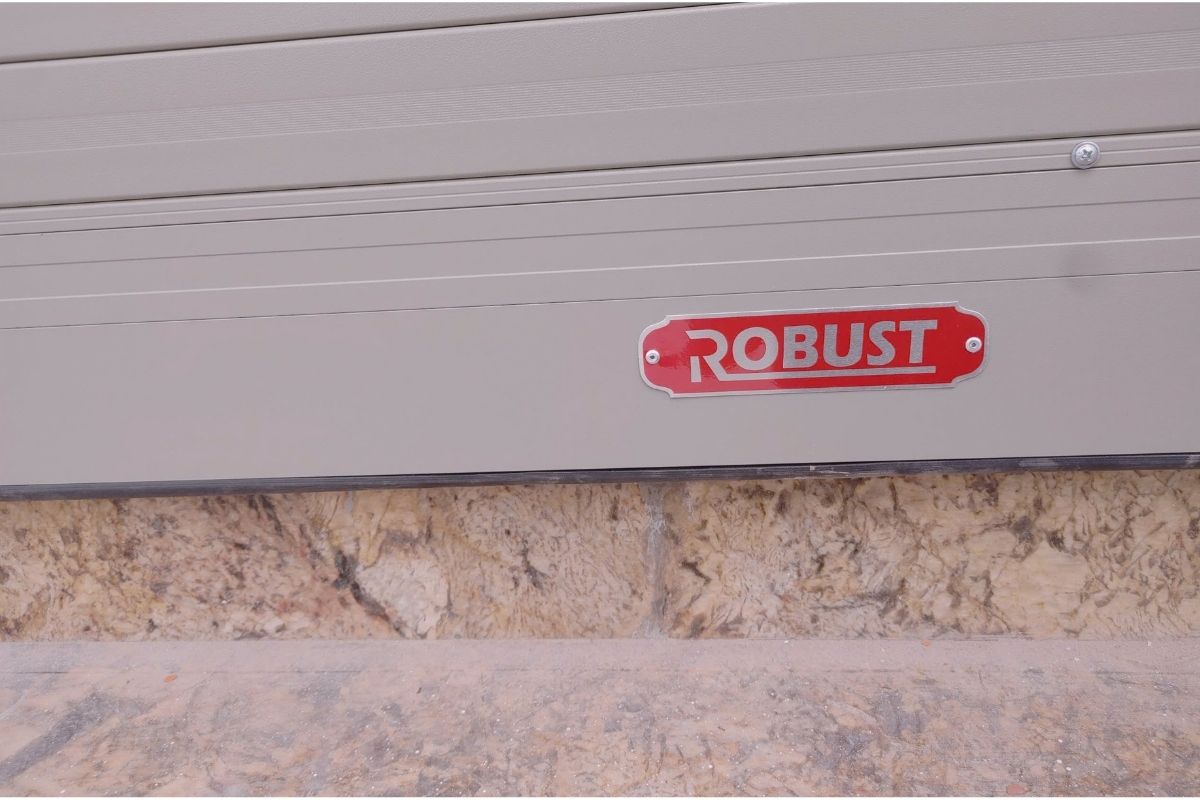 cua-cuon-nan-nhom-Robust 01